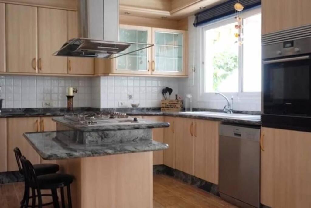 ארונה Gezellige Villa Met Prachtig Zicht En Zwembad מראה חיצוני תמונה